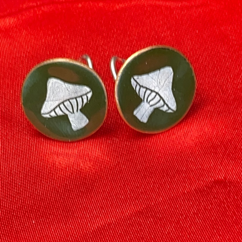 Vintage metallic goldtone green mushroom clip on earrings